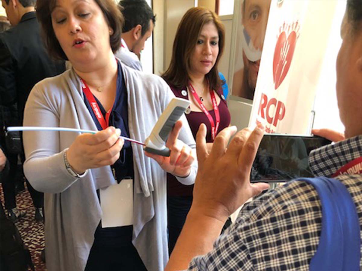 medical professional demonstrating the Vie Scope® for intubation